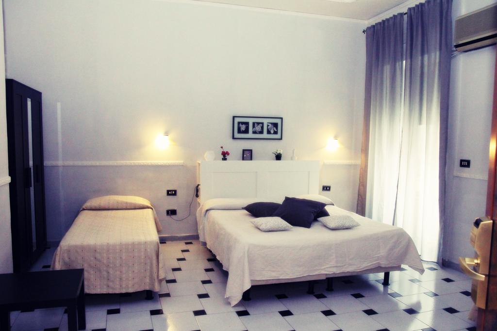 Hotel Luna Rossa Napels Buitenkant foto